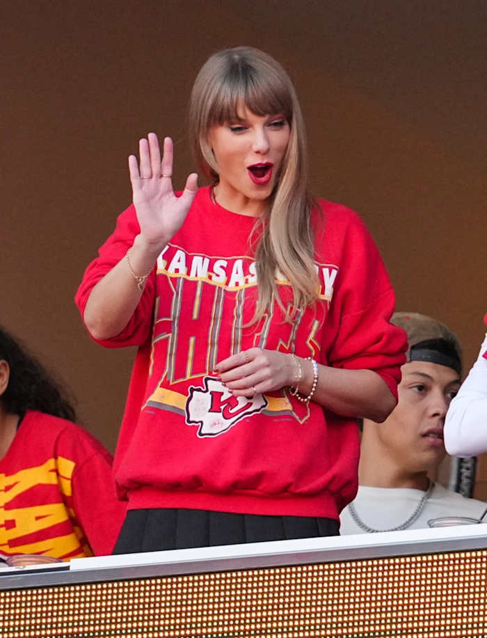 Taylor Swift acudió al duelo entre Chiefs y Chargers a apoyar a su pareja Travis Kelce